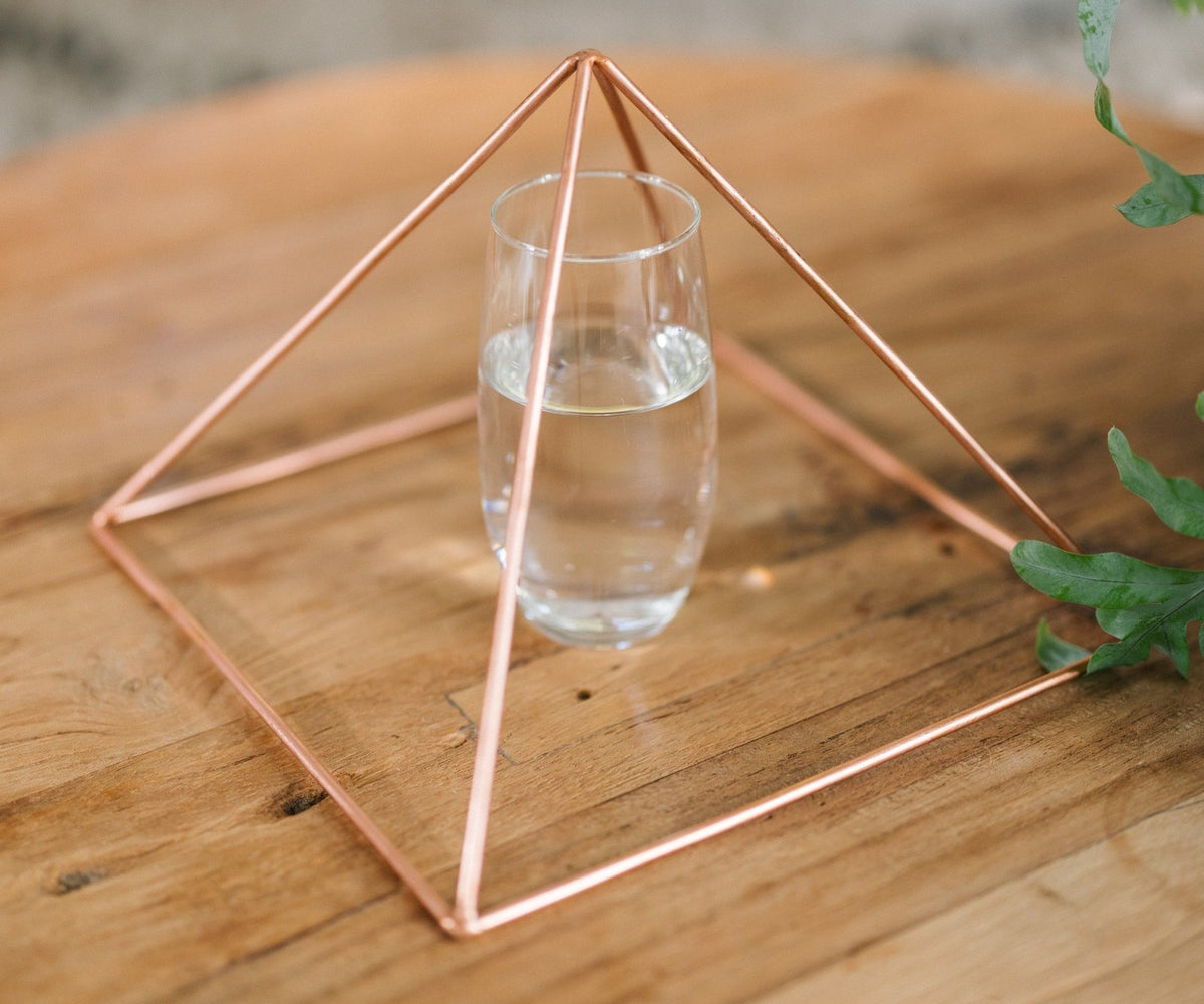 Como usar uma pirâmide de cobre? Colocação, orientação e ritual