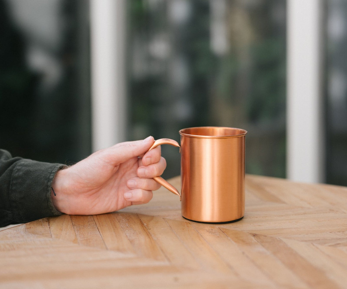 Café e chá numa caneca de cobre: a que é que deves estar atento?