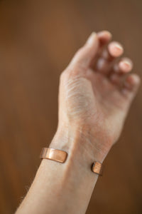 Kopero Premium Pulseira de Cobre Lisa, fotografia de pormenor das extremidades abertas da pulseira lisa
