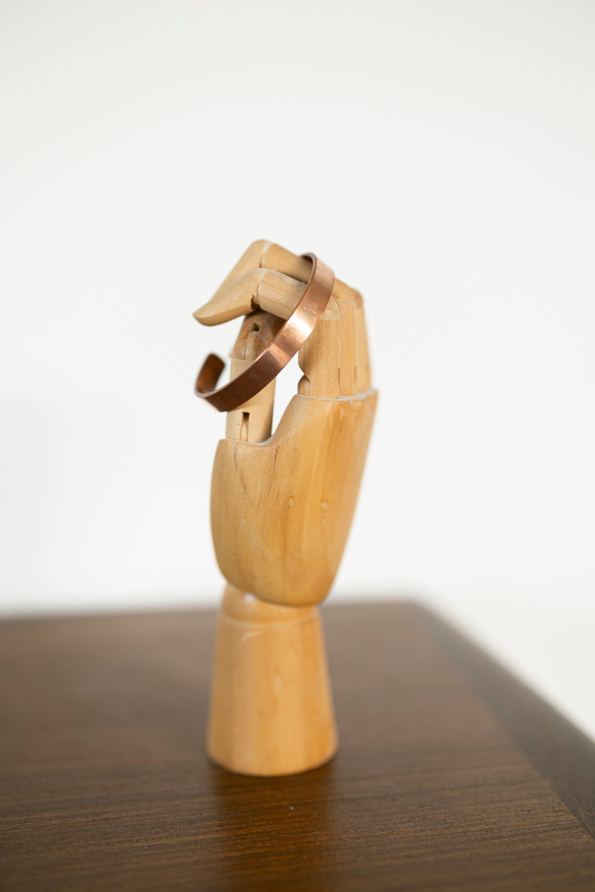 Kopero Premium Pulseira de Cobre Lisa, pulseira de cobre lisa numa mão de madeira para joias