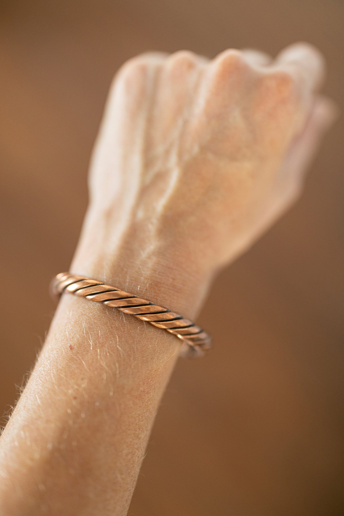 Kopero Premium Pulseira de Cobre Torcida, 100% cobre puro, no pulso
