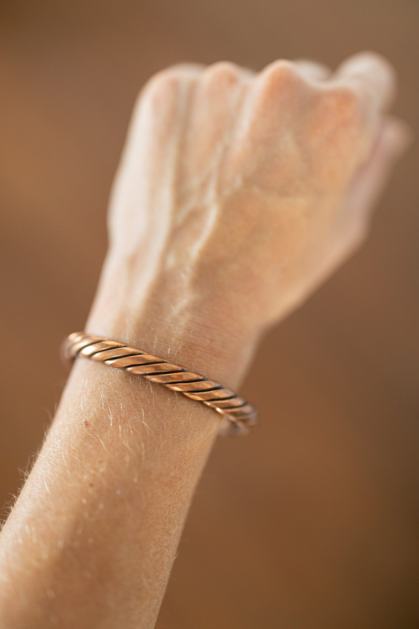 Kopero Premium Pulseira de Cobre Torcida, 100% cobre puro, no pulso
