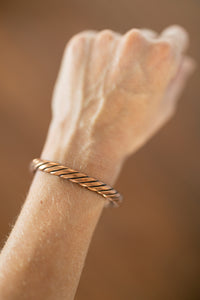 Kopero Premium Pulseira de Cobre Torcida, 100% cobre puro, no pulso