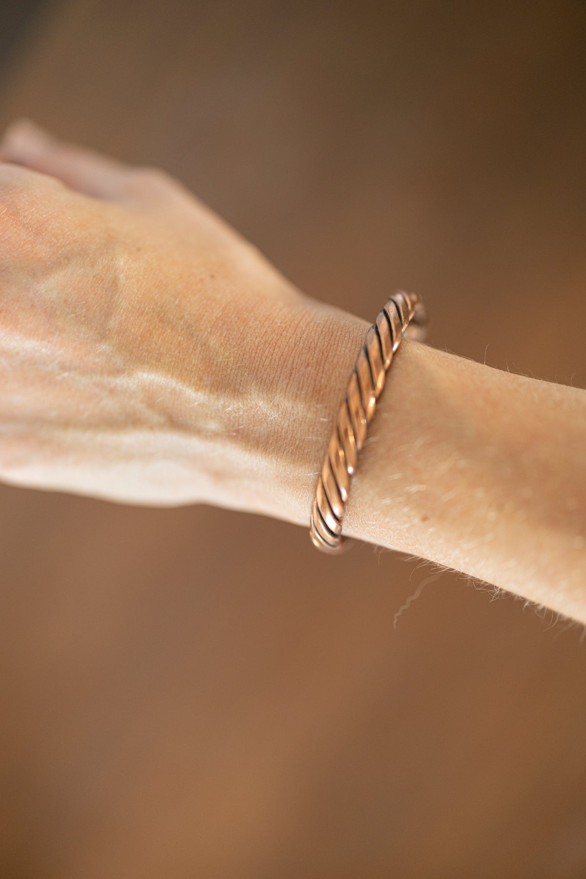 Kopero Premium Pulseira de Cobre Torcida, fotografia de pormenor do fio de cobre torcido no pulso