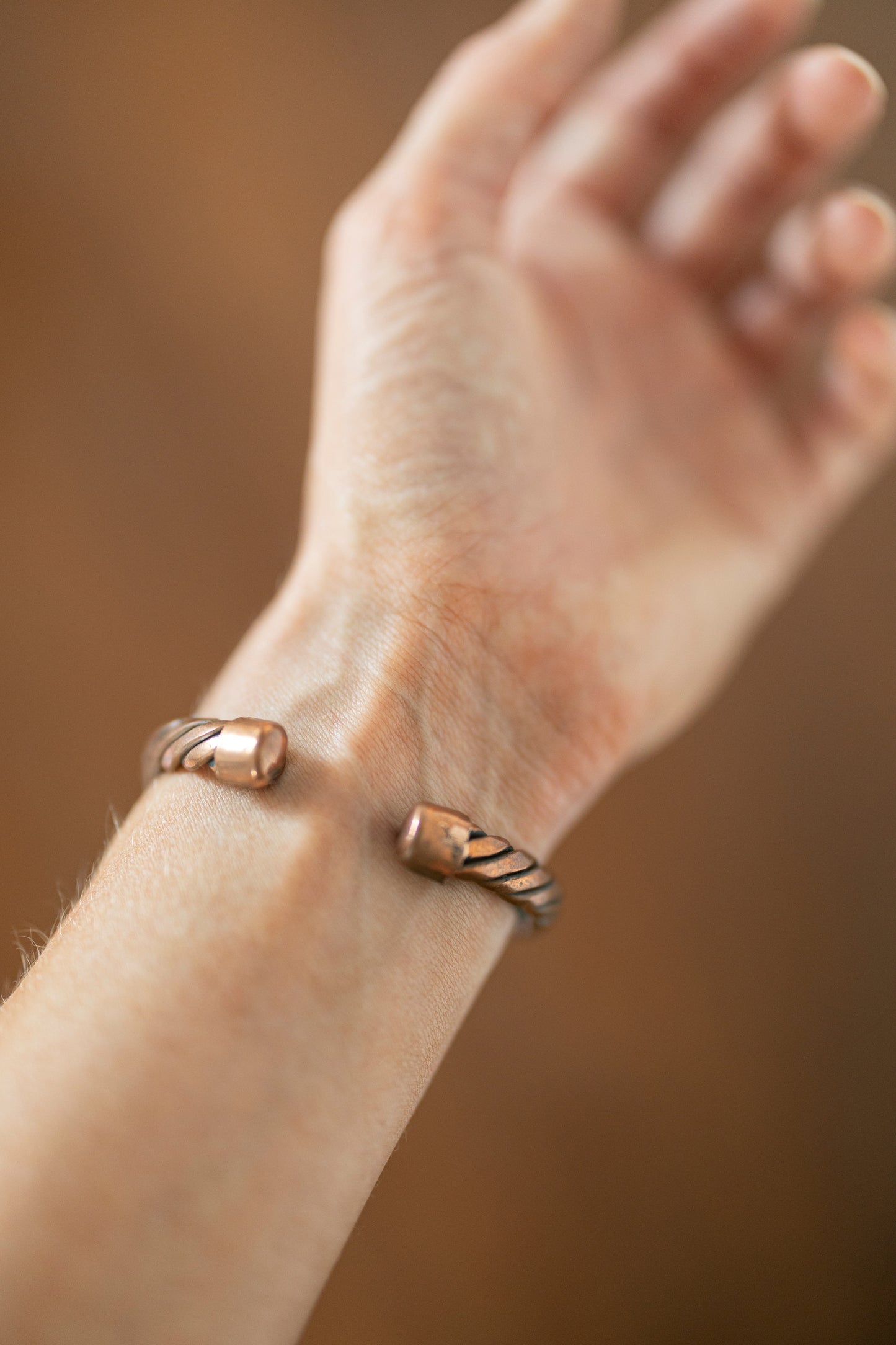 Kopero Premium Pulseira de Cobre Torcida, close-up das extremidades abertas da pulseira