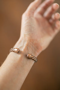Kopero Premium Pulseira de Cobre Torcida, close-up das extremidades abertas da pulseira