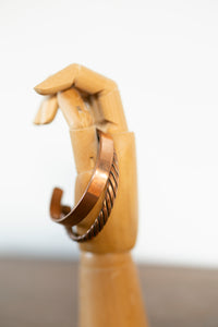 Kopero Premium Pulseiras de Cobre Torcida e Lisa, fotografia de pormenor das duas pulseiras juntas