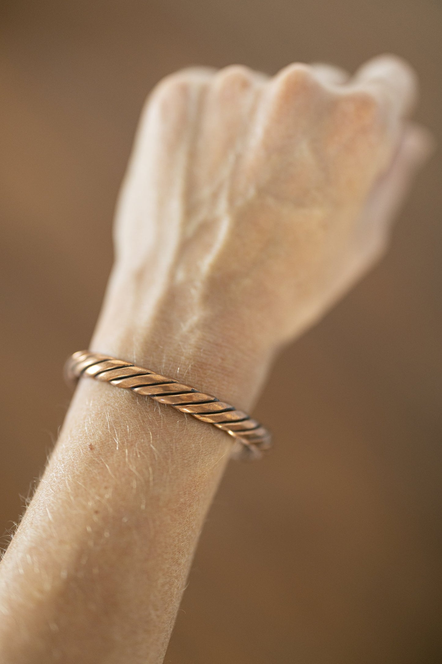Kopero Pulseira de Cobre Trançada no pulso, close-up do fio de cobre trançado