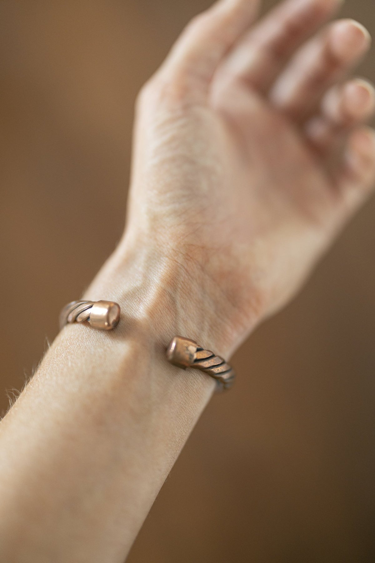 Kopero Pulseira de Cobre Trançada, foto de detalhe das pontas abertas do cuff