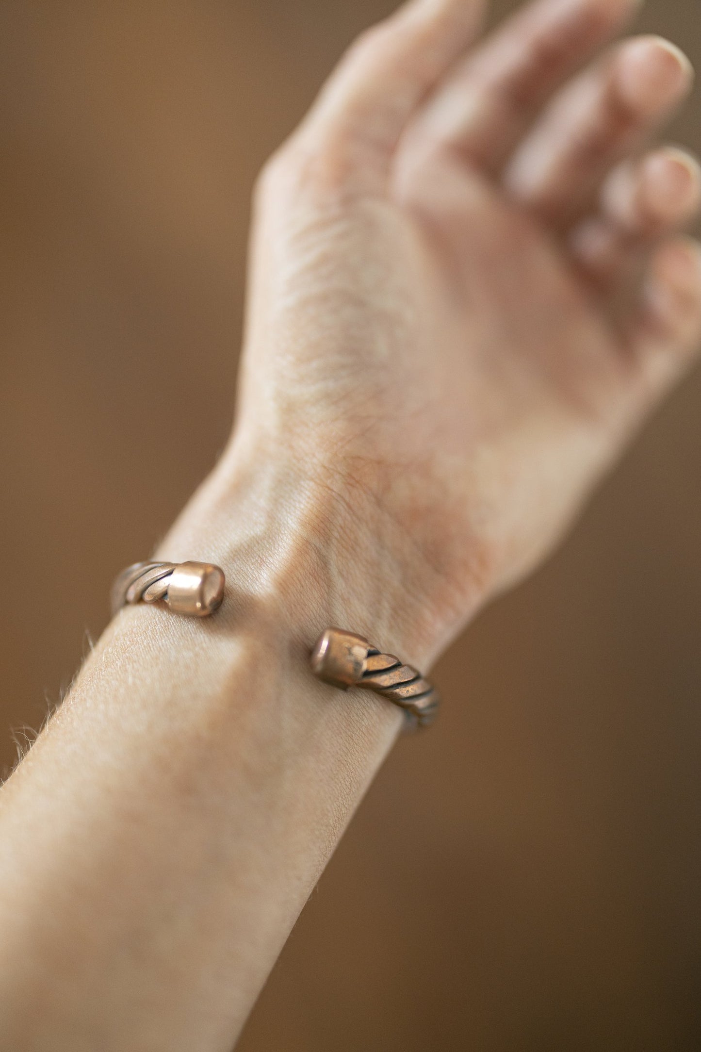 Kopero Pulseira de Cobre Trançada, foto de detalhe das pontas abertas do cuff