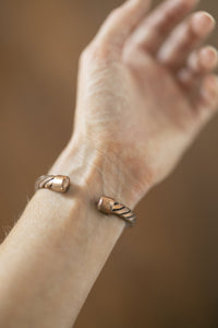 Kopero Pulseira de Cobre Trançada, foto de detalhe das pontas abertas do cuff