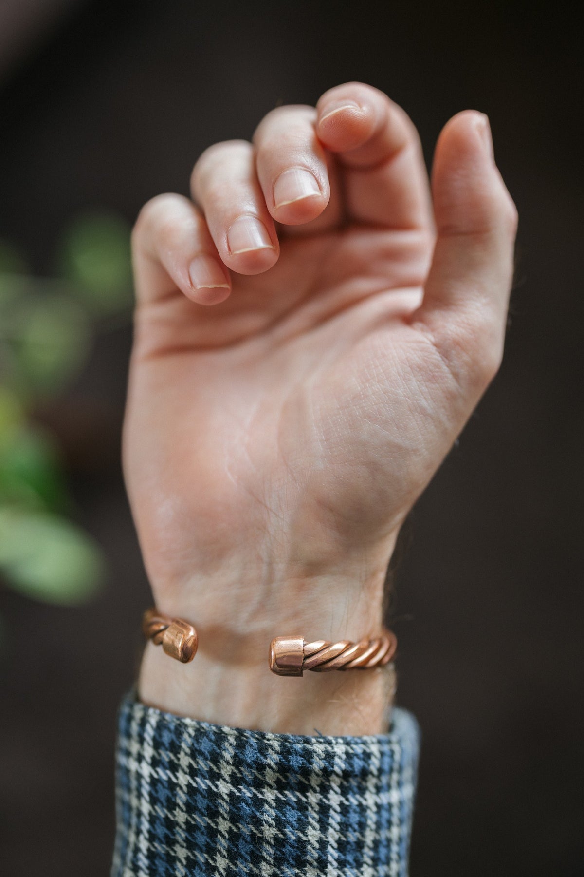 Kopero Pulseira de cobre Trançado, no pulso, com as pontas do fio torcido visíveis