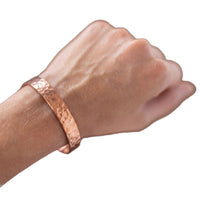 Kopero Pulseira de Cobre Martelada no pulso, cuff com textura martelada de cobre puro