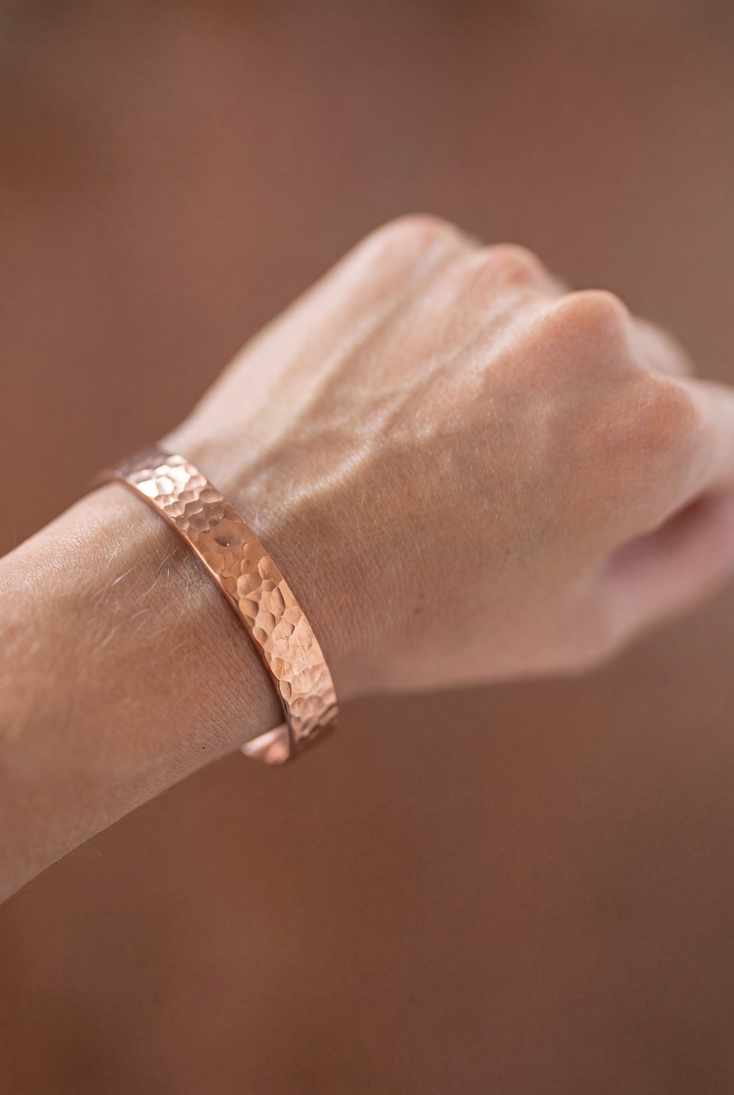 Kopero Pulseira de Cobre Martelada no pulso, close-up da textura martelada