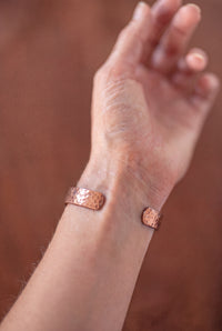 Kopero Pulseira de Cobre Martelada, foto de detalhe das pontas abertas do cuff