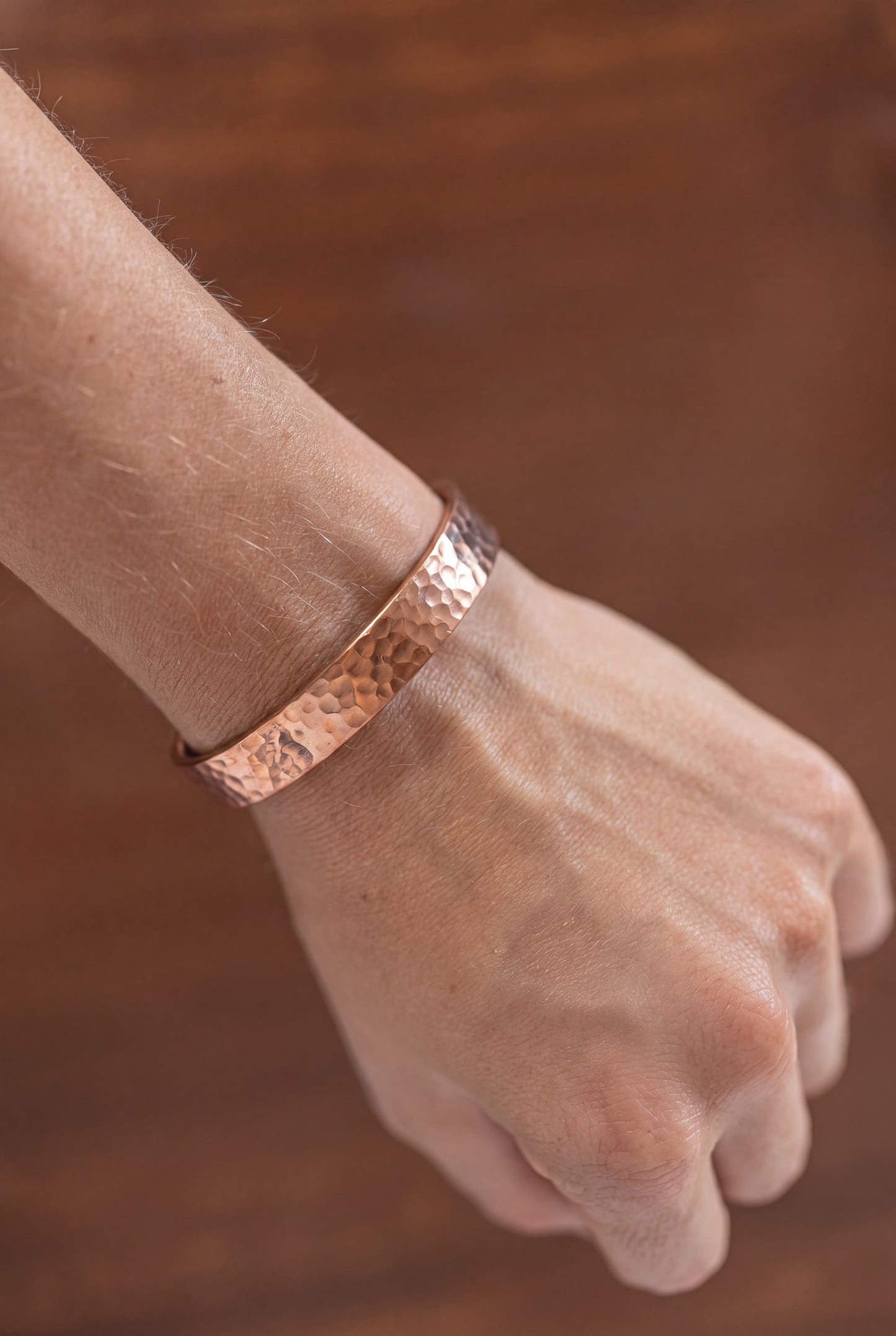 Kopero Pulseira de Cobre Martelada no pulso, vista de lado