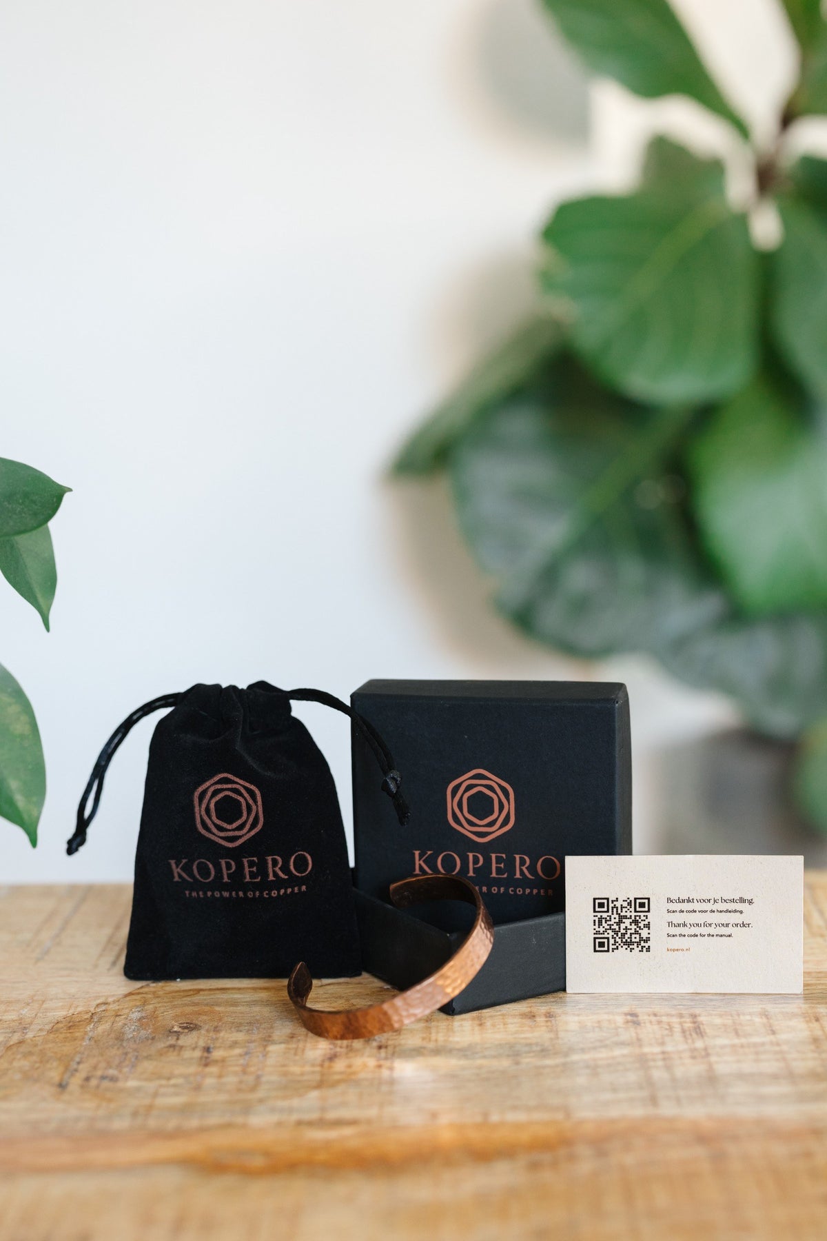 Kopero Pulseira de cobre Martelado, com a caixa preta, o saco de veludo e o cartão de agradecimento