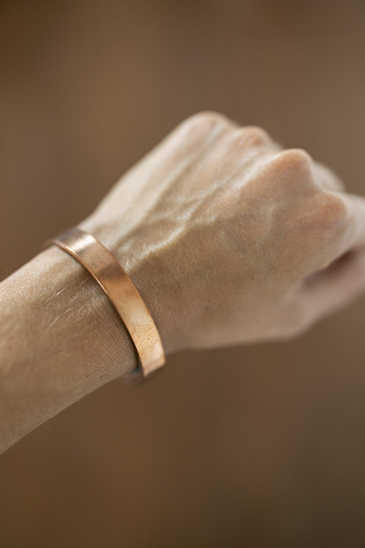Kopero Pulseira de Cobre Lisa no pulso, close-up do cuff plano de cobre