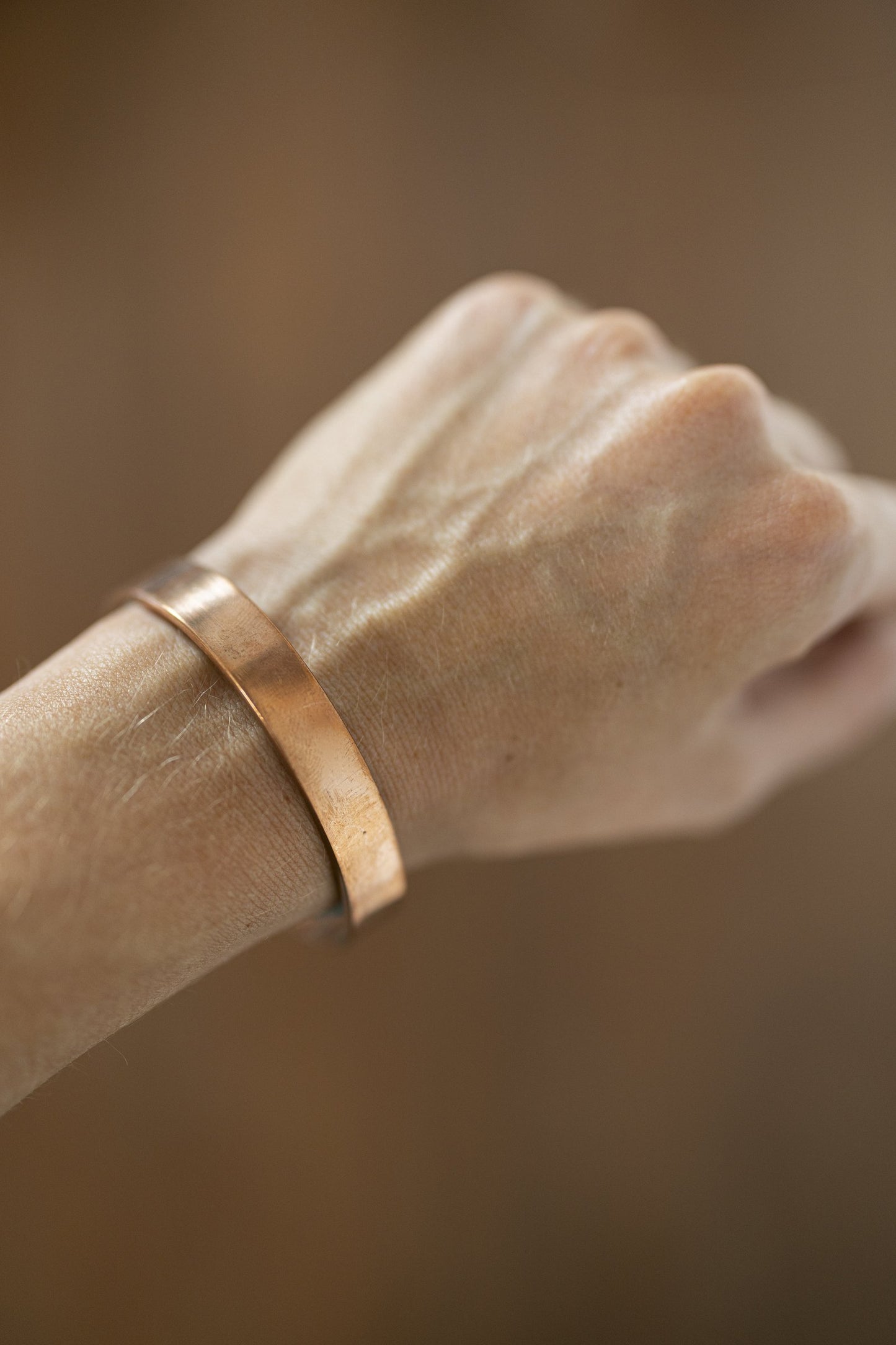 Kopero Pulseira de Cobre Lisa no pulso, close-up do cuff plano de cobre