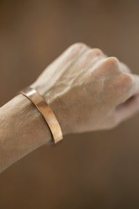 Kopero Pulseira de Cobre Lisa no pulso, close-up do cuff plano de cobre
