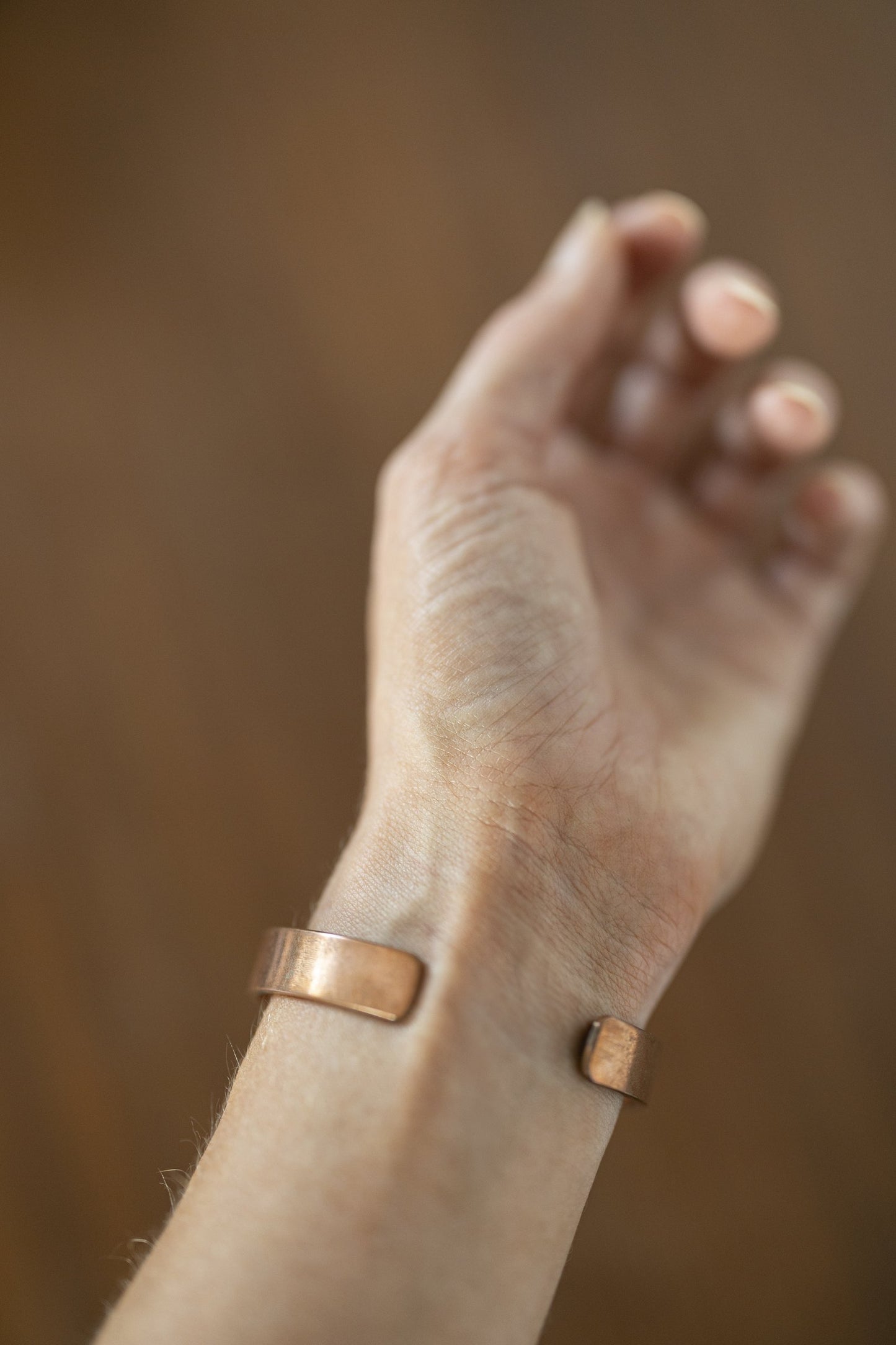 Kopero Pulseira de Cobre Lisa, foto de detalhe das pontas abertas do cuff