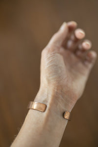 Kopero Pulseira de Cobre Lisa, foto de detalhe das pontas abertas do cuff