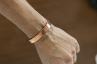 Kopero Pulseira de Cobre Lisa no pulso, vista lateral