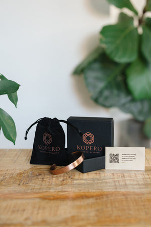 Kopero Pulseira de cobre Liso, com a caixa preta, o saco de veludo e o cartão de agradecimento