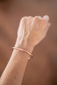 Kopero Pulseira de Cobre Redonda no pulso, grande plano do fio de cobre
