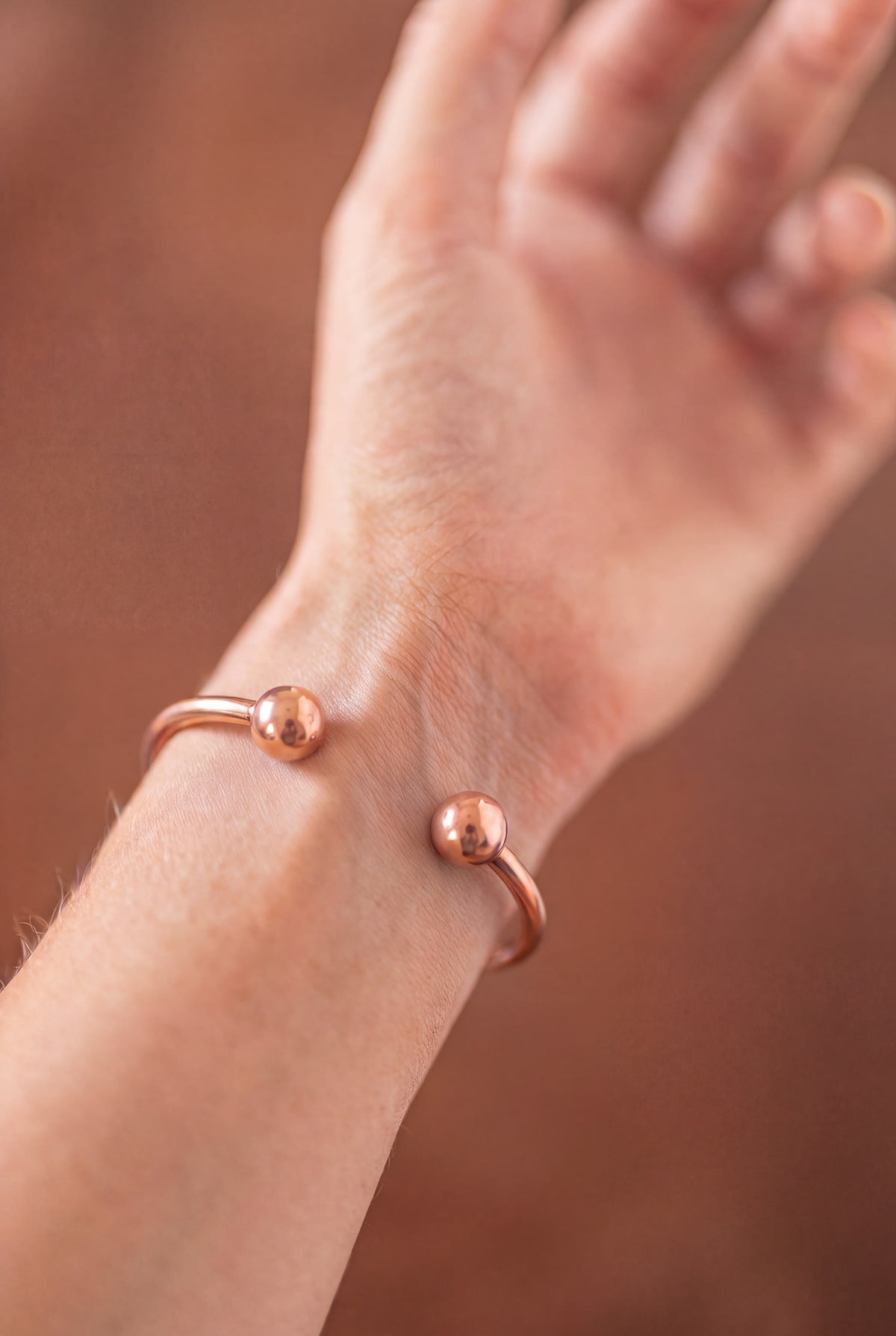 Kopero Pulseira de Cobre Redonda, pormenor das extremidades abertas com as esferas