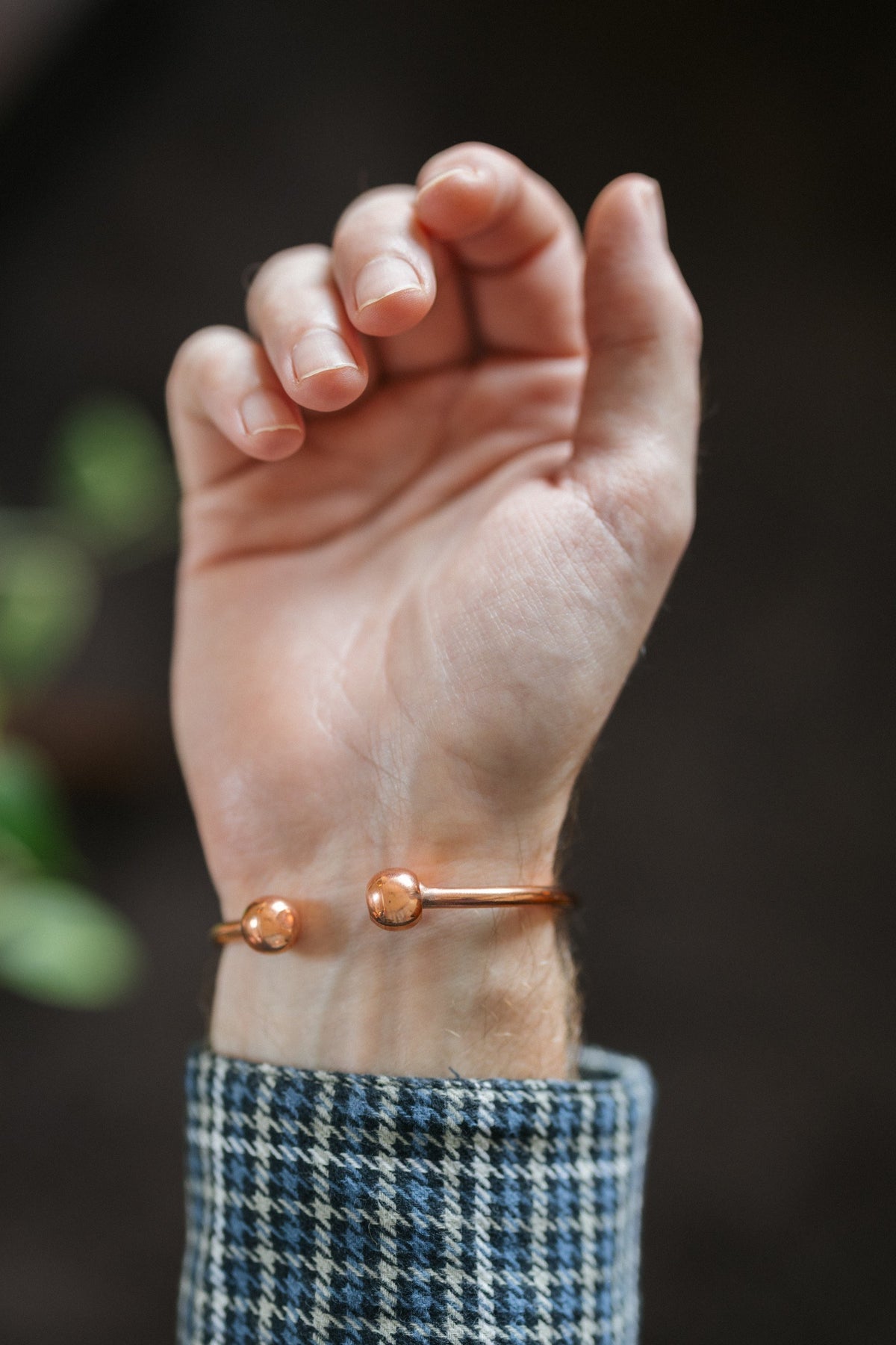 Kopero Pulseira de cobre Redondo, no pulso, com as duas bolinhas nas pontas visíveis