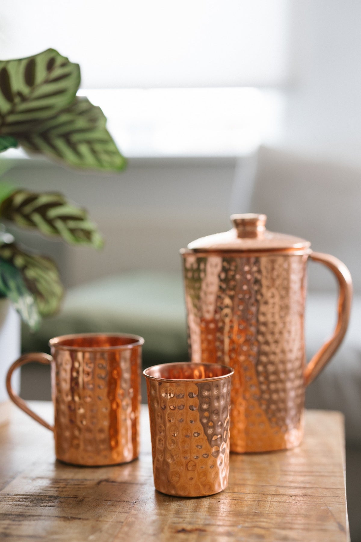 Kopero Copo de cobre Martelado, ao lado de uma caneca e de um jarro do mesmo cobre