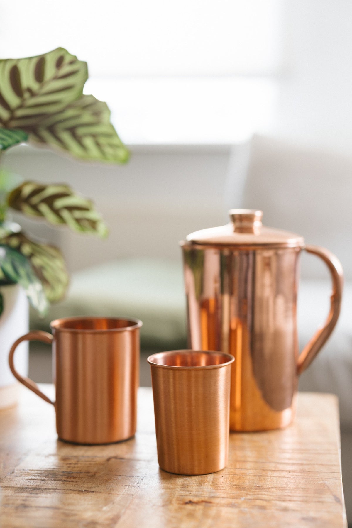Kopero Copo de cobre Liso, ao lado de uma caneca e de um jarro do mesmo cobre