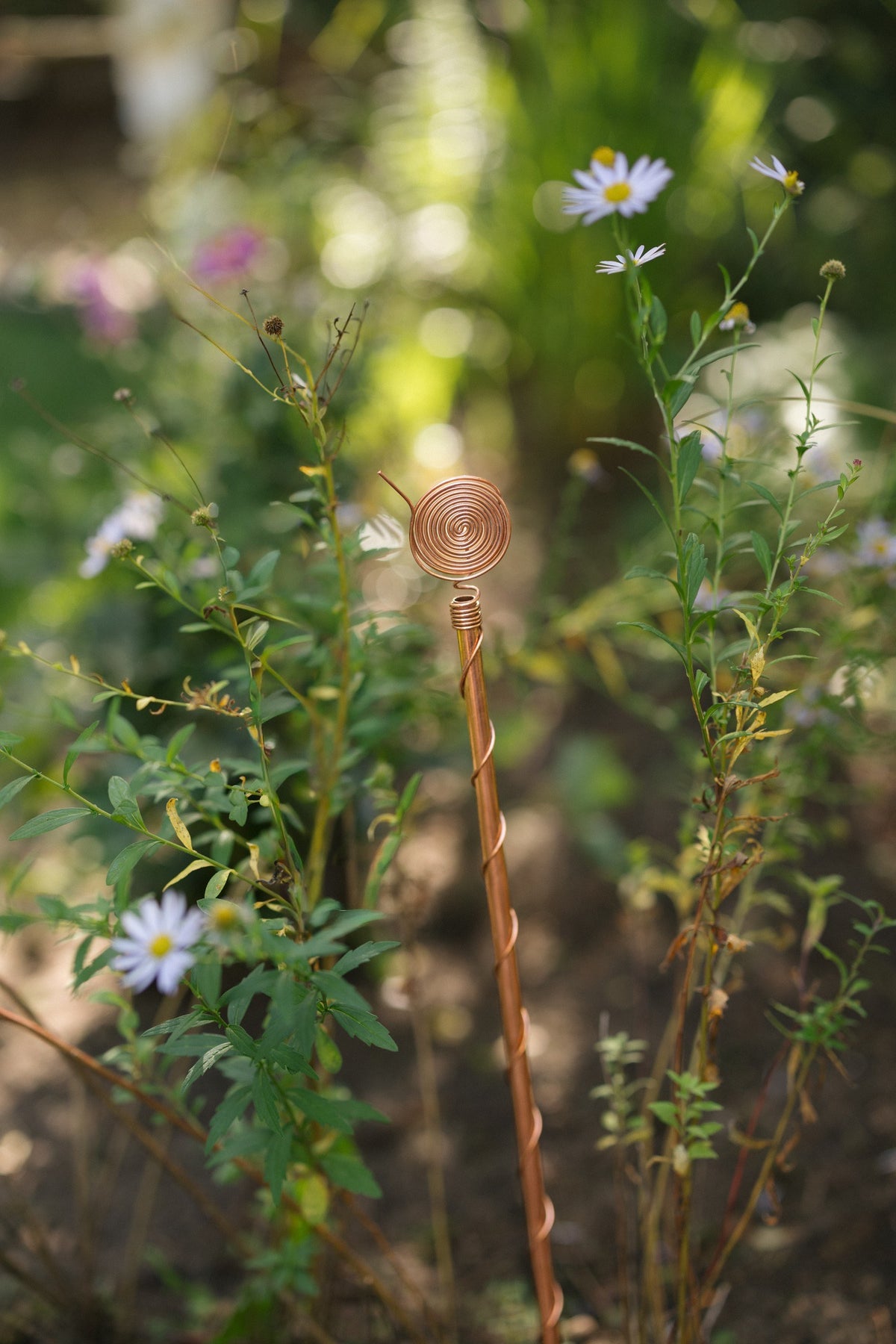 Kopero Eletrocultura 60 cm, uma antena entre flores silvestres no jardim