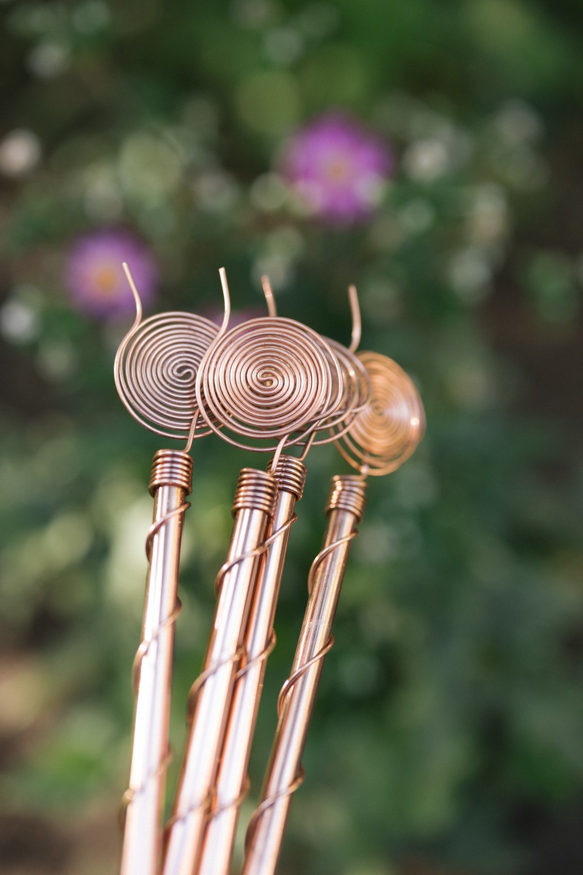 Kopero Eletrocultura 60 cm, grande plano das espirais de cobre no jardim