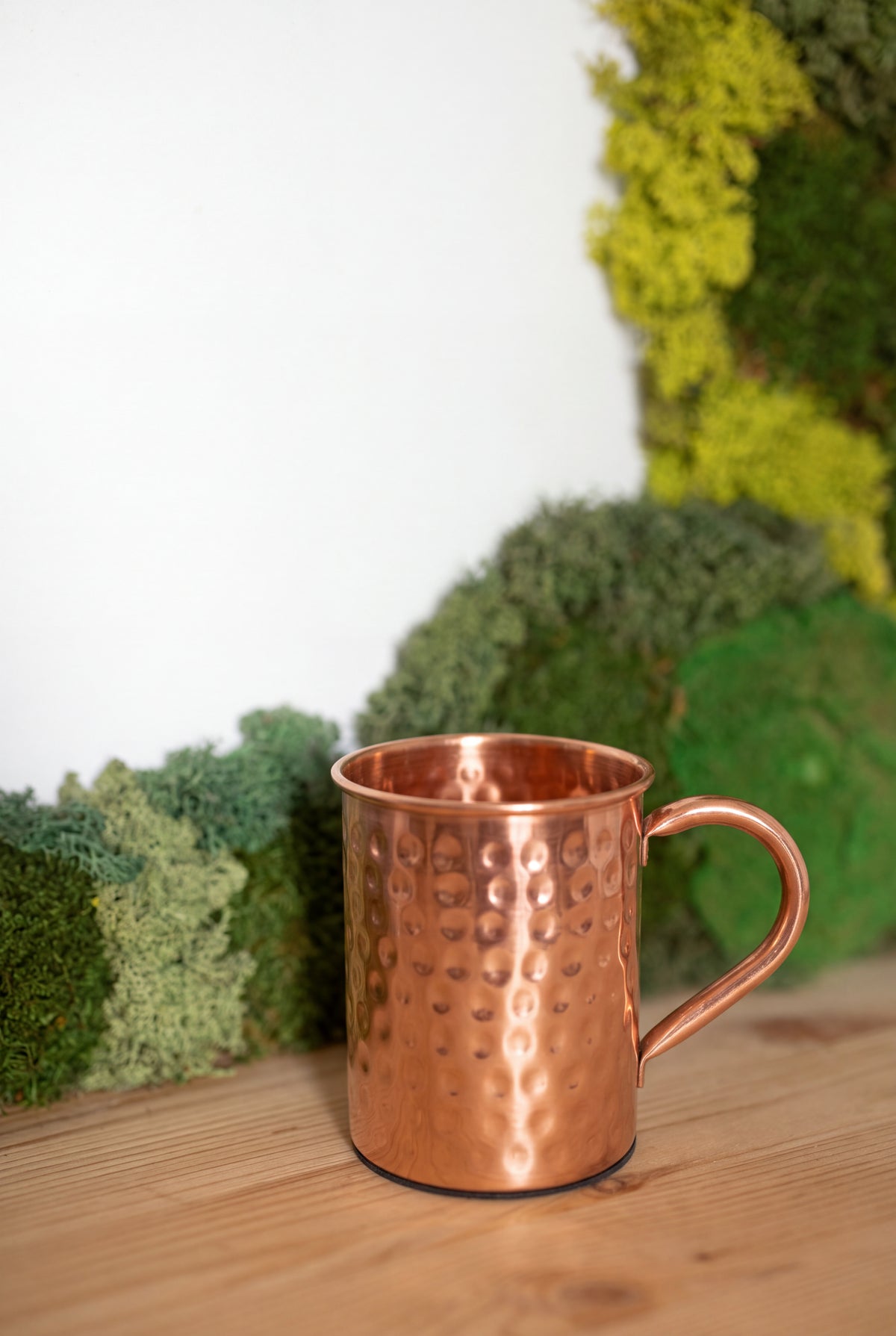 Caneca de cobre Kopero Premium Martelada, 400 ml, 100% cobre puro, entre decoração de musgo