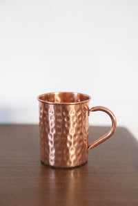 Caneca de cobre Kopero Premium Martelada, 400 ml, 100% cobre puro, close-up sobre mesa de madeira