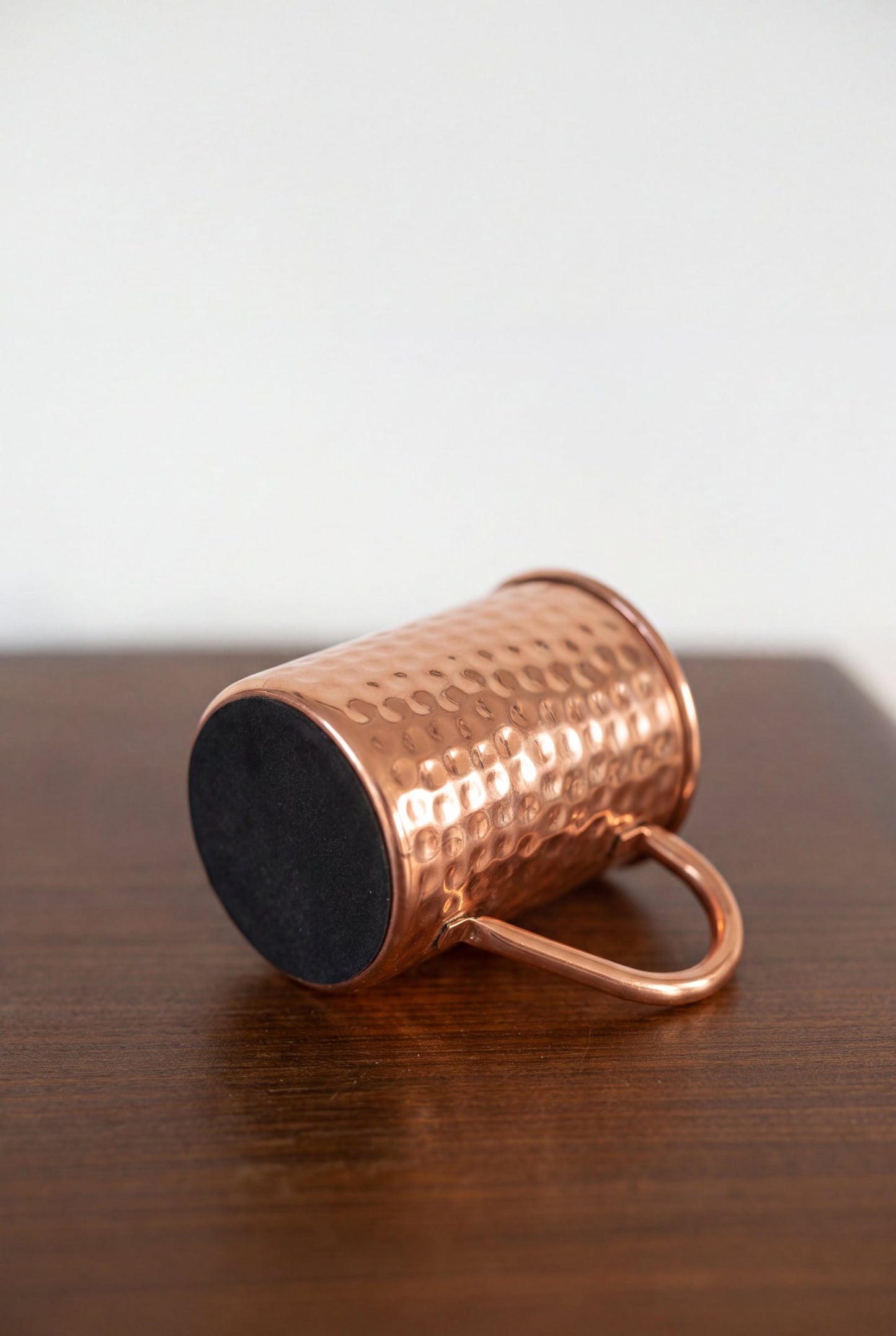 Kopero Caneca de Cobre Martelada deitada, com a base de feltro à vista