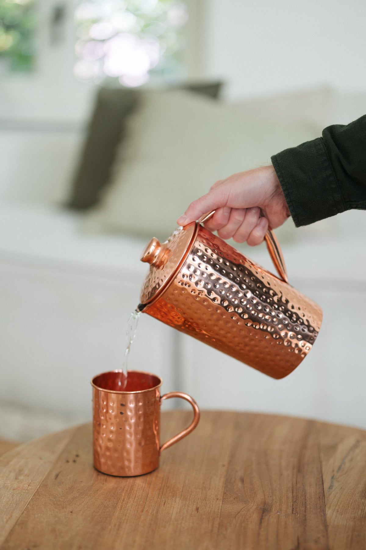 Kopero Caneca de cobre Martelado, enquanto se deita água de um jarro de cobre
