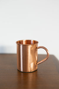 Caneca de cobre Kopero Premium Lisa, 400 ml, 100% cobre puro, close-up sobre mesa de madeira