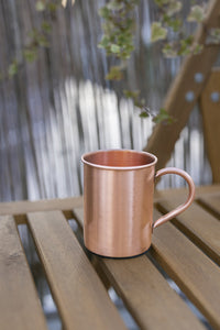 Kopero Caneca de Cobre Lisa de 400 ml sobre um banco de jardim de madeira
