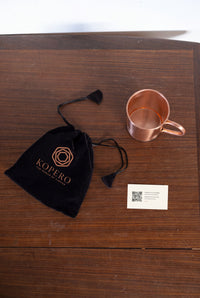 Kopero Caneca de Cobre Lisa vista de cima com saco de veludo e cartão de agradecimento