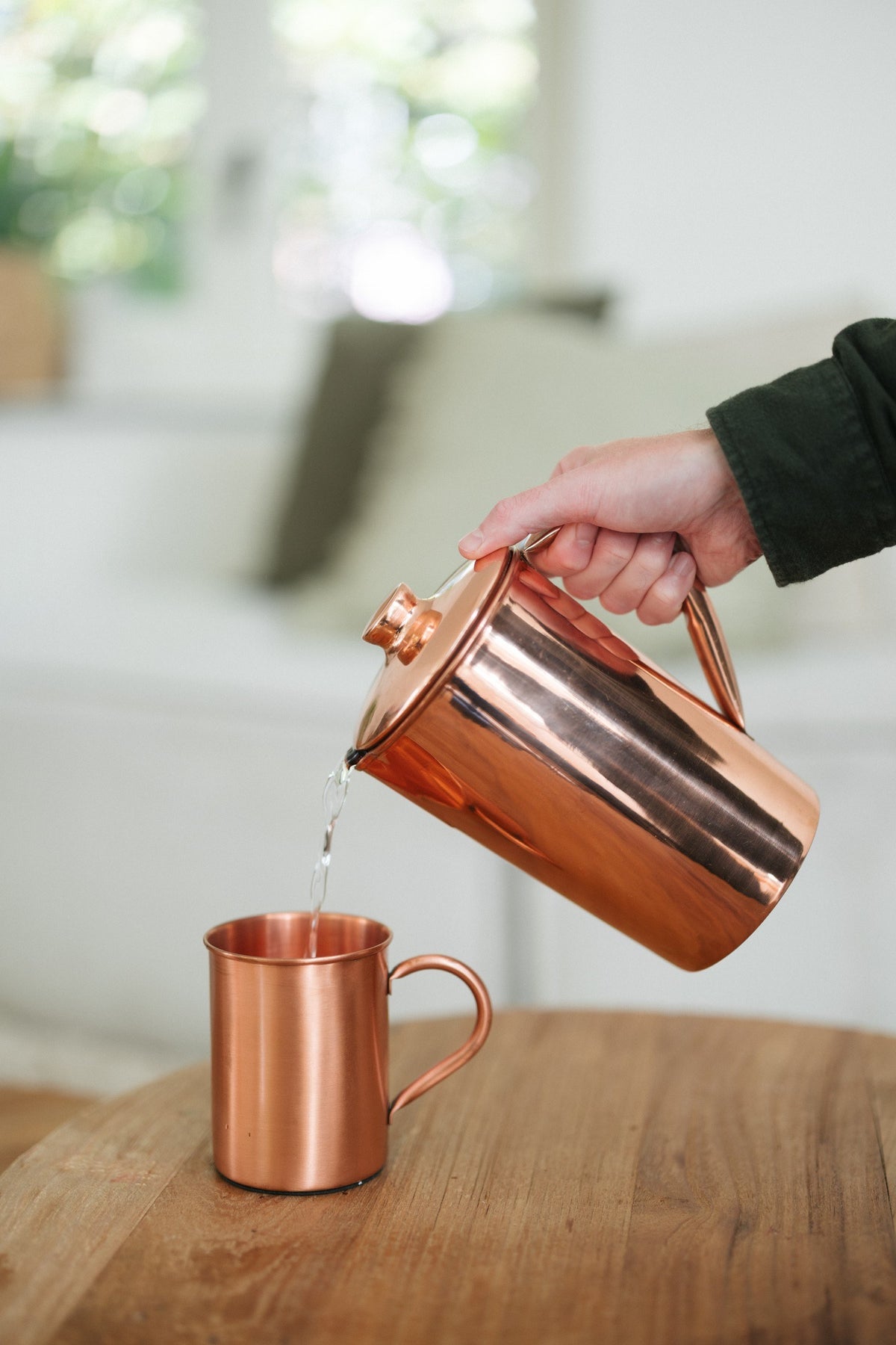 Kopero Caneca de cobre Liso, enquanto se deita água de um jarro de cobre