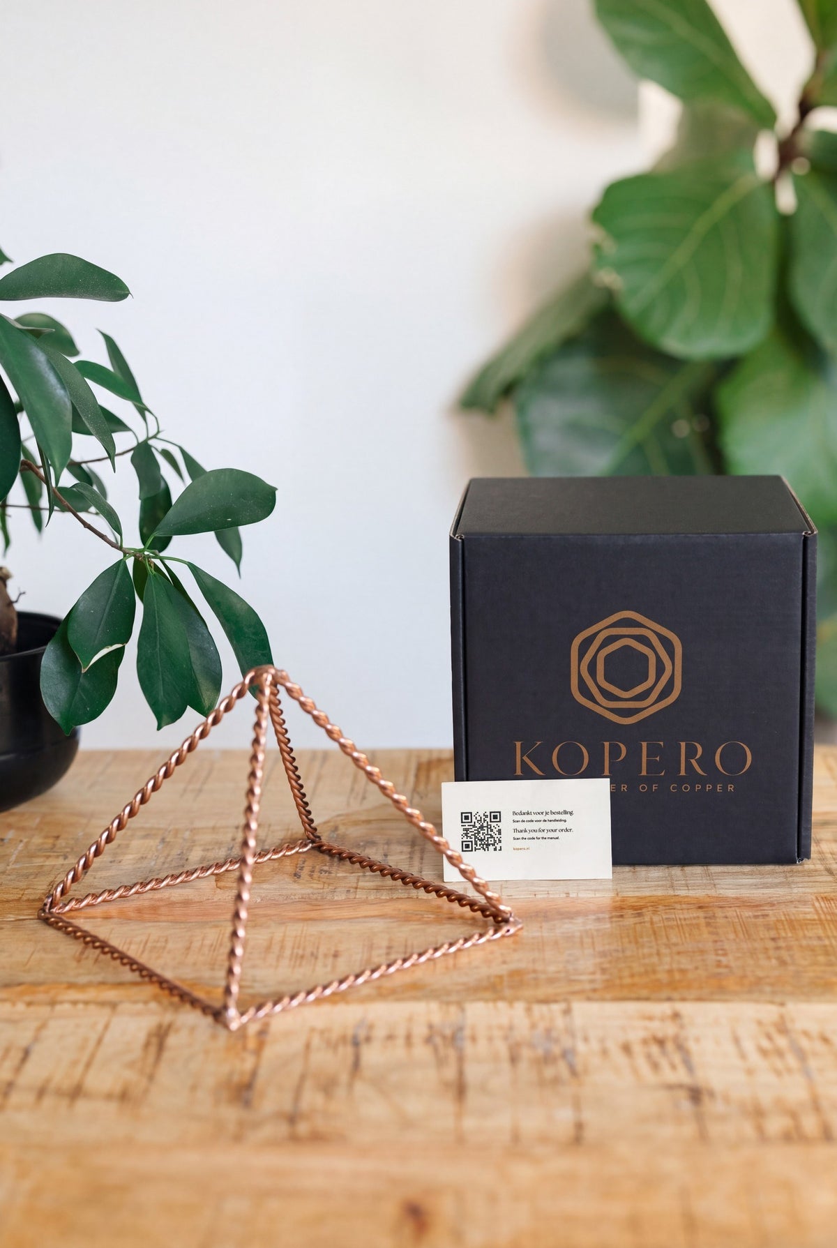 Kopero Pirâmide energizadora de cobre trançado Pequena (14,56 cm), com a caixa Kopero preta e o cartão de agradecimento