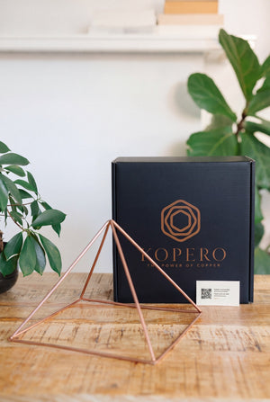 Kopero Pirâmide energizadora de cobre liso Grande (23,56 cm), com a caixa Kopero preta e o cartão de agradecimento