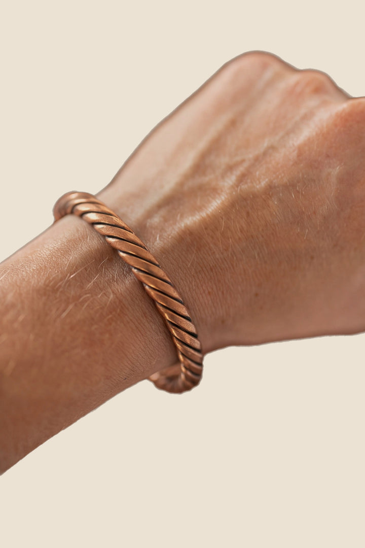 Kopero Pulseira de cobre Trançado, no pulso, foto do produto sobre fundo branco