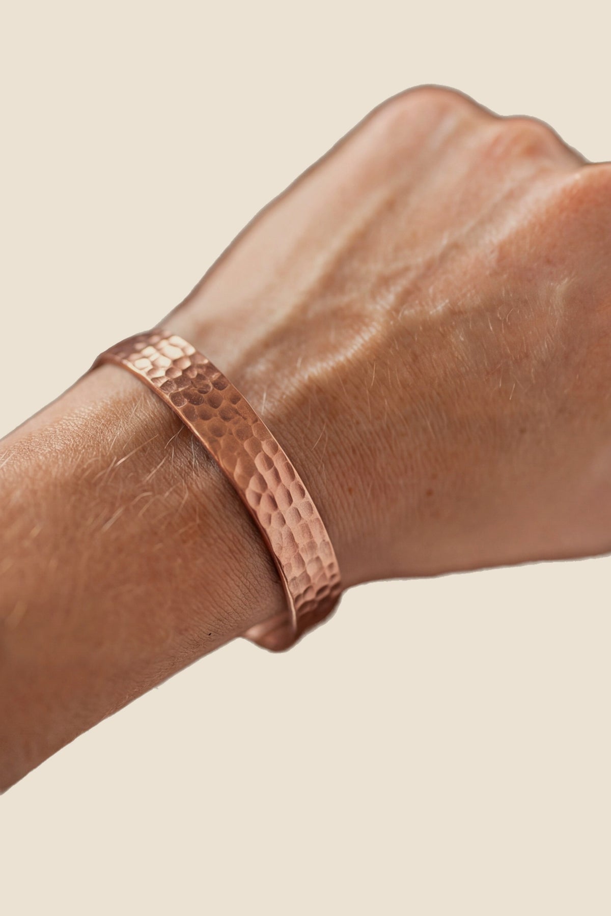 Kopero Pulseira de cobre Martelado, no pulso, foto do produto sobre fundo branco