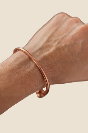 Kopero Pulseira de cobre Redondo, no pulso, foto do produto sobre fundo branco