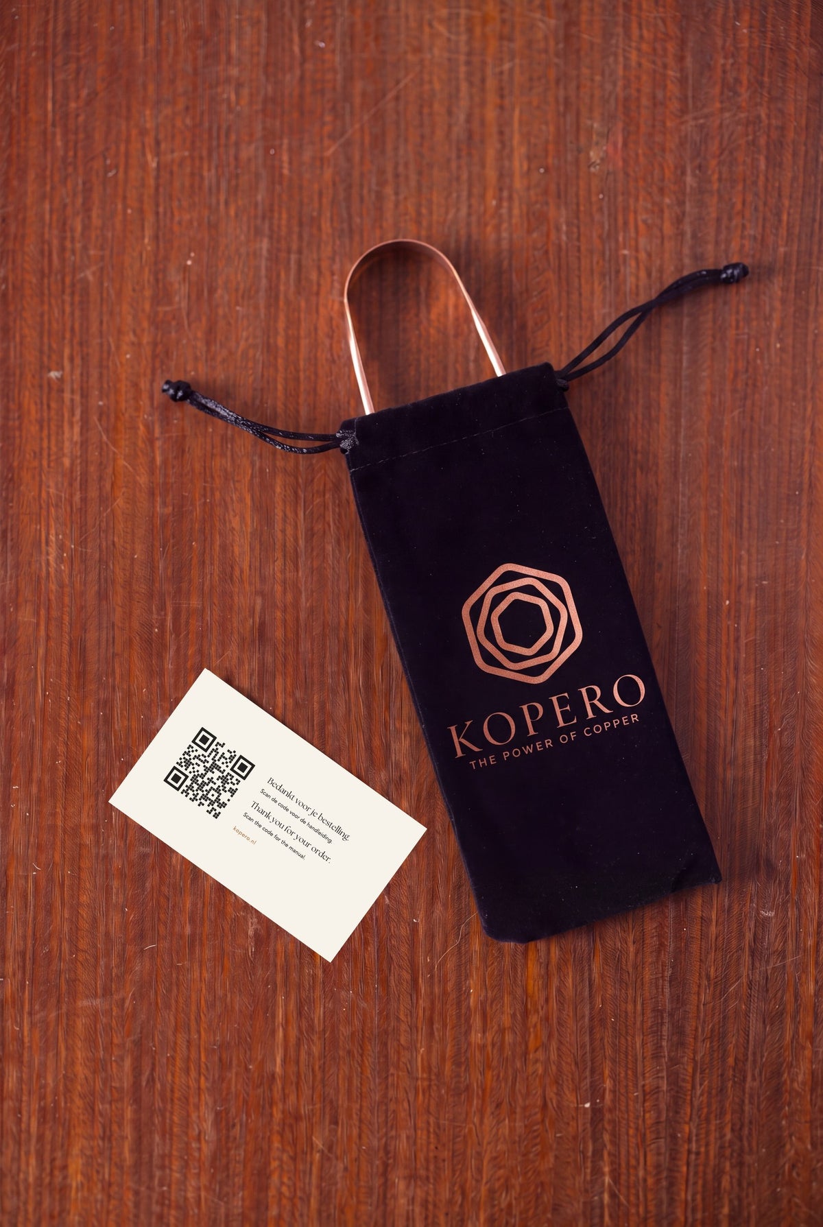 Kopero Raspador de Língua no saco de veludo com cartão e código QR