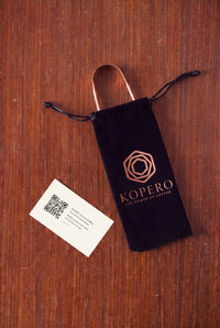Kopero Raspador de Língua no saco de veludo com cartão e código QR